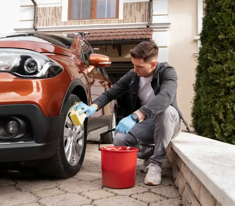 Lavage auto à domicile Mus : professionnel intervenant sur un véhicule
